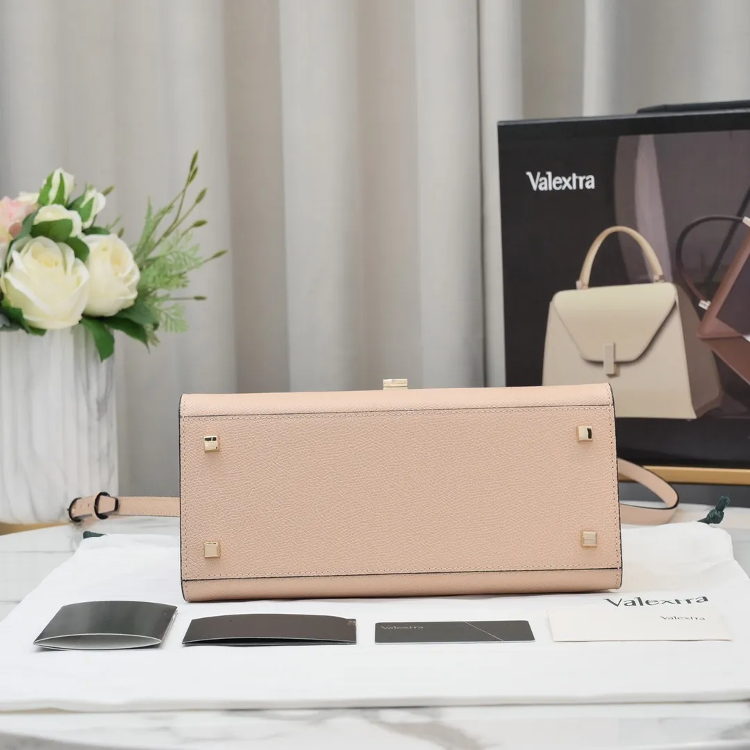 Valextra, the name of Italy's beloved horse, Iside is Val. One of extra's most iconic designs. There is no obvious logo, but the simple collective line design is very recognizable, full of architectural art, and shows a capable and intellectual style. It is made of imported palm-print lining cowhide, with up to five stitches of handwork, and the shiny oil edges test the skill of the craftsman. Large size: 26cm model 6627#